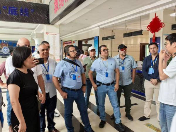 Los alcaldes que visitaron China con gastos pagados por el gobierno asiático regresaron sorprendidos del desarrollo de esa nación.