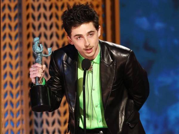 Hoy, a sus 30, el actor que consideraban poco atractivo acumula tres nominaciones al Oscar, una estrella en el Paseo de la Fama y es el referente indiscutible de moda masculina. La venganza perfecta existe y tiene nombre: Timothée Chalamet.