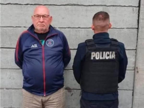 Rafael Horacio Moreno, un policía retirado de 74 años, permanece detenido en Argentina tras disparar fatalmente contra Sergio David Díaz, un conductor de transporte público de 40 años, durante una discusión por el volumen de la música en una celebración navideña.