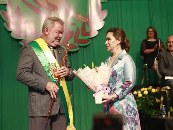 Con el llamado a dejar de lado los colores políticos y “ponerse la camiseta de San Pedro Sula”, el alcalde Roberto Contreras Mendoza inició este sábado su segundo mandato al frente de la Alcaldía sampedrana, durante la ceremonia de toma de posesión realizada en el gimnasio municipal.