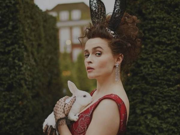 La actriz británica Helena Bonham Carter deja la serie tras chocar con el guion creado por Mike White. Los capítulos se reescriben sin ella.