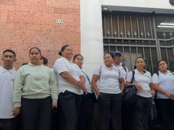 Los empleados decidieron protestar frente a la Secretaría de Salud, debido a la falta de pago que tiene la institución con la empresa de limpieza.