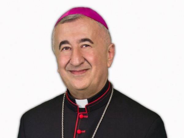 Un sacerdote fue arrestado en San Diego, California, Estados Unidos, acusado de malversar fondos de la iglesia que presuntamente utilizaba para viajes frecuentes y visitas a clubes nocturnos, además de enfrentar cargos por lavado de dinero que podrían superar el millón de dólares.