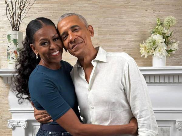 Con motivo de su nuevo libro, The Look, la esposa de Barack Obama revela por qué se tiñe las canas y critica la hipocresía por las críticas a su estilo.