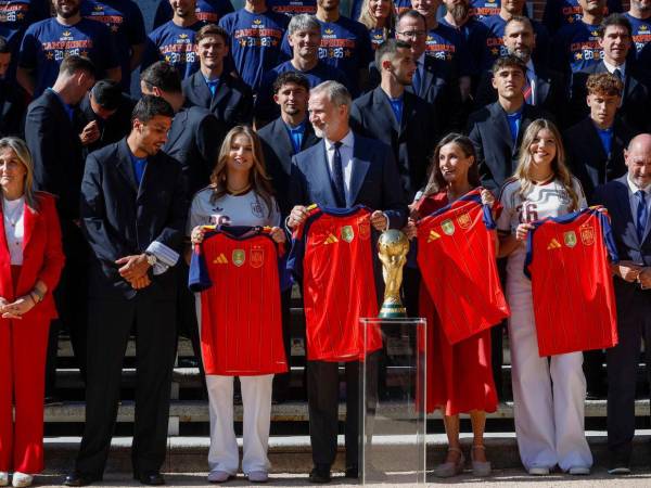 El rey Felipe VI ha dado la enhorabuena este lunes a la selección española de fútbol por un triunfo épico en el Mundial, una odisea en la que un equipo solidario y generoso, que ha sido una piña, ha ganado el campeonato con garra y aguante para toda España.