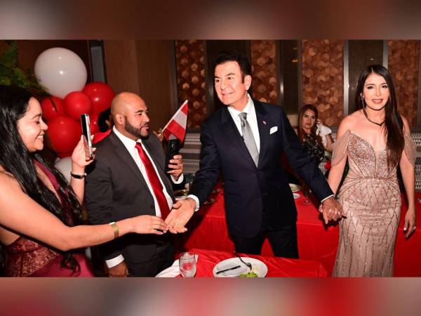 Durante los encuentros, el candidato presidencial destacó el compromiso de los migrantes y su papel en la construcción de una “nueva Honduras”. Salvador Nasralla y su esposa, Iroshka Elvir, durante el cierre de campaña en Miami.