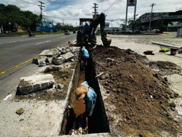 La intervención se realiza a la altura de la Texaco Nuevo Mundo, tras los daños que provocaban constantes rebalses de aguas residuales en el sector.