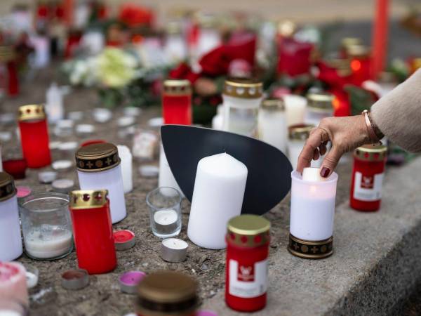 Un incendio registrado la madrugada de Año Nuevo en un bar de la estación de esquí de Crans-Montana, en el cantón suizo de Valais, dejó alrededor de 40 personas fallecidas y decenas de heridos, muchas de ellas en estado crítico, informaron las autoridades.