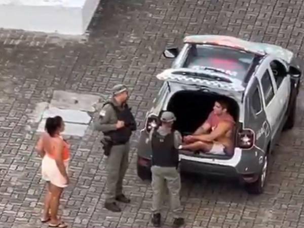 El incidente ocurrió en un edificio de apartamentos, los vecinos no permitieron al exjugador salir para evitar que huyera.