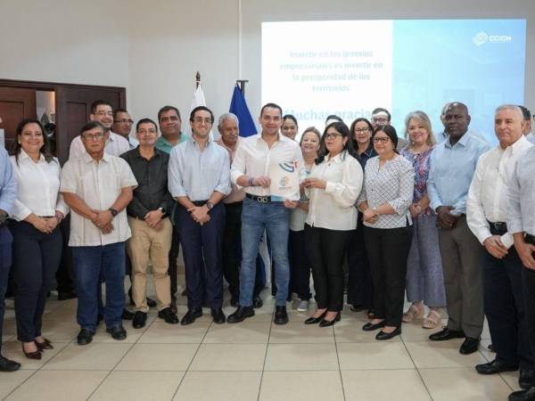 Tomás Zambrano fue recibido por la presidenta de la CCICH, Karla García, miembros de la junta directiva, empresarios, regidores municipales, representantes de maquilas, fundaciones y sociedad civil.