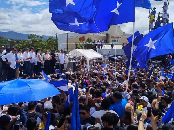 La concentración de simpatizantes que acudieron a recibir el expresidente Juan Orlando Hernández (2014-2018/2018-2022) en su regreso a Honduras colapsaron por algunos minutos el bulevar Comunidad Económica Europea en su ingreso a las instalaciones a Toncontín. Aquí las imágenes.