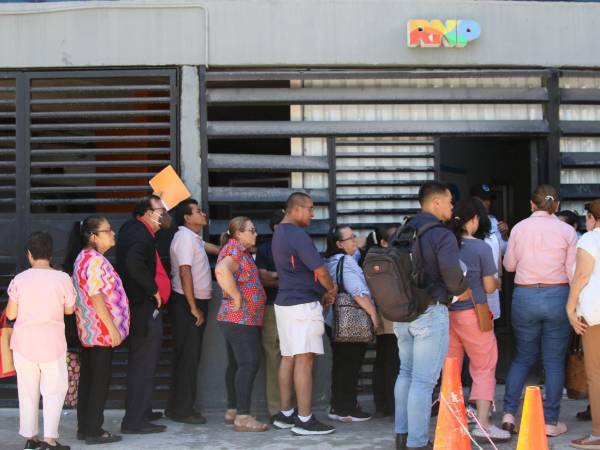Cientos de personas abarrotaron el edificio del RNP en la capital en las últimas horas, para obtener su DNI.