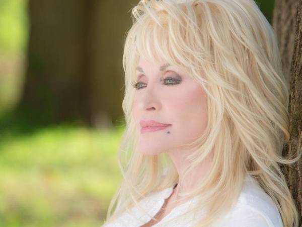 Dolly Parton murió este martes 25 de agosto en Nashville, Tennessee, a los 80 años, tras un periodo prolongado de complicaciones de salud que la mantuvieron alejada de los escenarios durante buena parte del último año.