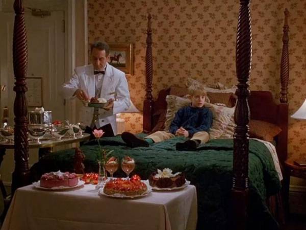 El Plaza Hotel recuperó uno de los imaginarios más reconocibles del cine navideño y lo convirtió en una propuesta turística que ha generado curiosidad. La oferta recrea episodios que forman parte del universo de Mi pobre angelito 2 y ha despertado el interés de viajeros que buscan una experiencia distinta en su paso por Manhattan. A continuación, los detalles.