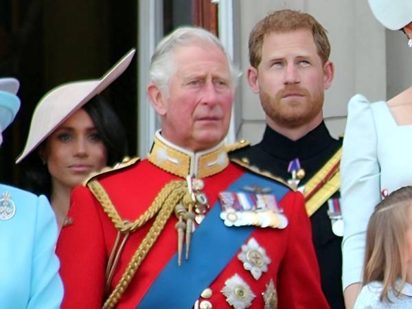 Fuentes cercanas a la Casa Real aseguran que Carlos III fue informado del regreso de los duques de Sussex apenas días antes de que la noticia se hiciera pública.