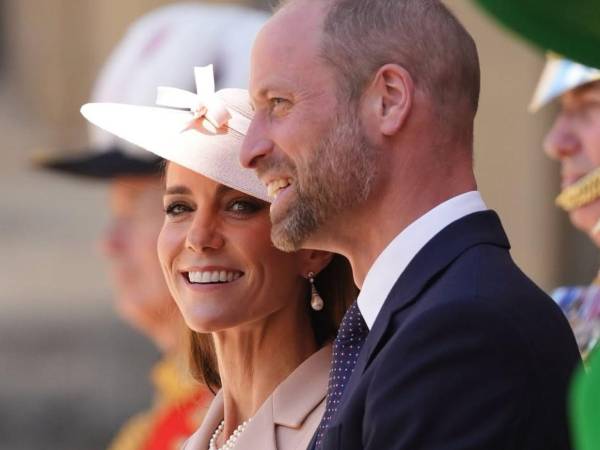 Kate Middleton, princesa de Gales, reapareció con su melena rubia durante un acto público en el Museo de Historia Natural de Londres, donde interactuó con escolares pese a un repentino chaparrón.