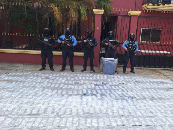 Agentes de diferentes unidades de la Policía Nacional (PN) custodian el fuerte decomiso de drogas.