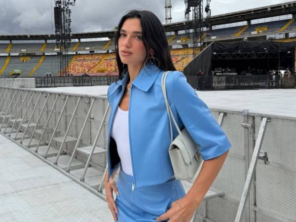 La cantante británica Dua Lipa se encuentra presionada, perseguida y asustada en Bogotá tras el acoso de fans frente a su hotel, según denunció su club de seguidores.