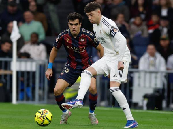 El Real Madrid derrotó al Levante y se acercó al Barcelona en la tabla.