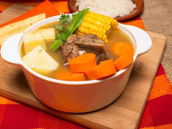 Sopa de olla o sopa de res, una delicia de la gastronomía catracha que se disfruta como tradición los domingos en familia.