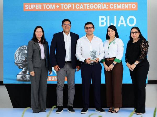 Representantes de Cementos Bijao reciben el reconocimiento Top of Mind 2026, destacando el liderazgo de la marca en Honduras.