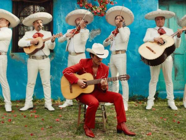 Y mientras el video de Risk It All ya tiene millones de reproducciones, para el Mariachi Criollo de Guadalajara la vida sigue igual, aunque esperan que aumenten las contrataciones y ya se están preparando para incorporar a su repertorio la canción que les ha puesto ante los ojos del mundo.