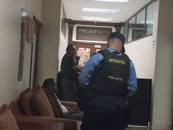 Roscoe Silvestre MCMillan minutos antes de ingresar a la audiencia en la Corte Suprema de Justicia (CSJ).