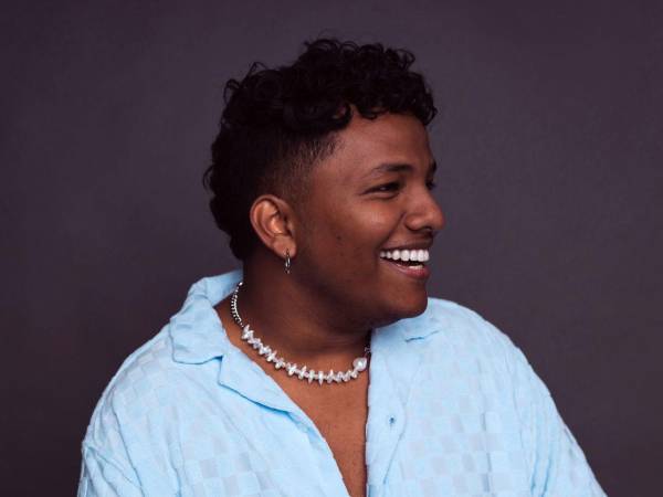 Como una propuesta musical fresca y auténtica describe Raffy el trabajo que ha venido realizando en los últimos años.