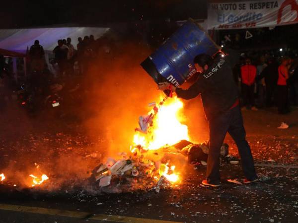 El calor generado por la quema de llantas ponía en riesgo a la población que se manifestaba, afirmó la Policía Nacional.