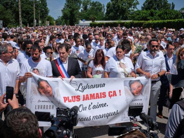 Una marcha blanca se celebrará este domingo en Fleurance, suroeste de Francia, en memoria de Lyhanna, la niña de 11 años cuya muerte ha provocado una fuerte conmoción en todo el país y ha reabierto el debate sobre presuntas disfunciones en la cadena judicial en la gestión de denuncias por violencia sexual contra menores.