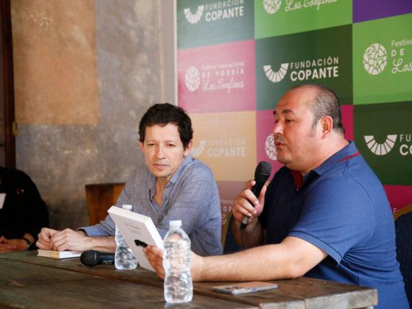 Los poetas Leonel Alvarado y Salvador Madrid, en una de las ediciones del Festival de Los Confines.