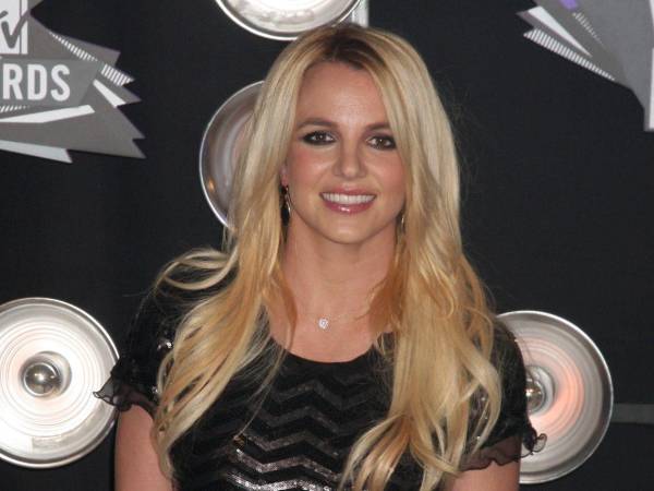 La noche del 4 de marzo de 2026, la Patrulla de Caminos de California detuvo en la autopista 101, a la altura del condado de Ventura, a una BMW 430i negra que avanzaba a velocidad excesiva y zigzagueando entre carriles. Al volante iba Britney Spears. La cantante, de 44 años, fue sometida a pruebas de campo y arrestada bajo sospecha de conducir bajo la influencia combinada de alcohol y drogas. Pasó la madrugada en un centro de detención y fue liberada a las seis de la mañana del día siguiente. La cita judicial quedó fijada para el 4 de mayo.