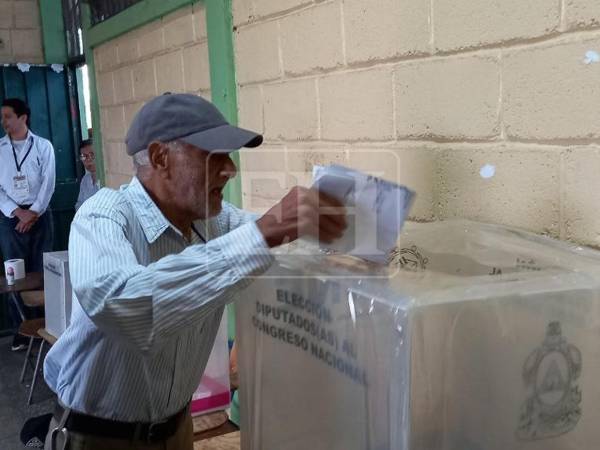 El primer elector ejerció su voto pasadas las 7 de la mañana de este domingo, al solo aperturarse la urna.