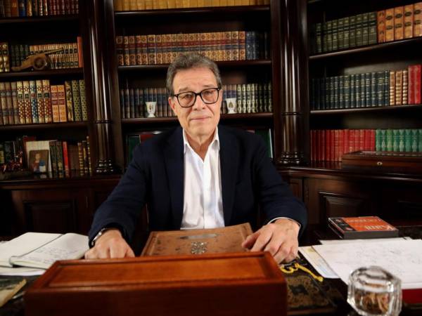 Cada libro en la biblioteca de la casa de Arístides Mejía guarda una historia, pero también la memoria de quien nunca se olvida: Lisette, su única hermana.