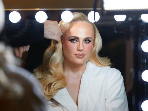 La actriz australiana Rebel Wilson negó este martes ante el Tribunal Federal haber difamado a la también actriz Charlotte MacInnes, en el marco de una demanda centrada en una serie de publicaciones en redes sociales sobre un supuesto caso de acoso durante el rodaje de su debut como directora, en la película The Deb.