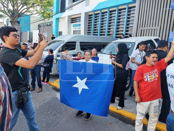 Militantes del Partido Nacional llegaron este lunes a los Juzgados de Criminalidad Organizada de Tegucigalpa para manifestar su respaldo a Juan Orlando Hernández, quien enfrenta este día la audiencia de declaración de imputado en el caso Pandora II. En la zona no hay paso vehicular debido a la manifestación.