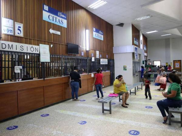 La mañana del viernes decenas de pacientes no lograron obtener una cita para la consulta externa debido a la falla del sistema informático que emite las citas.