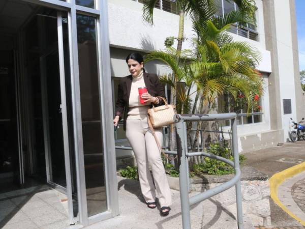 Susette Atuán Rojas se defiende en libertad en la repetición del juicio oral y público por lavado de activos.