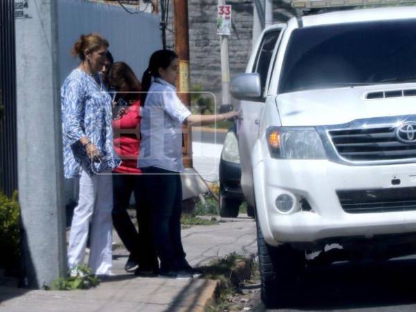 El equipo de Medicina Forense, a su salida de la funeraria en la que son velados los restos mortales de Sandra Isabel Díaz del Valle Hernández.