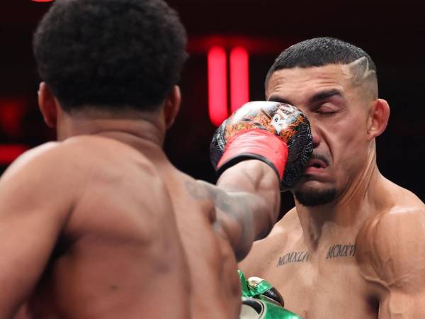 Teófimo López perdió sus títulos del peso superligero ante Shakur Stevenson.