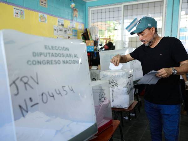 A dos semanas de las elecciones generales de Honduras, el país aún no conoce el virtual ganador mientras se sumerge en una espiral de polémicas alrededor del lento escrutinio del ente electoral, rechazado por varios partidos políticos, con constantes parones y acusaciones de un presunto fraude, a lo que se suma este sábado un retraso en el recuento especial de más de 2.000 actas con inconsistencias que todavía no arranca.
