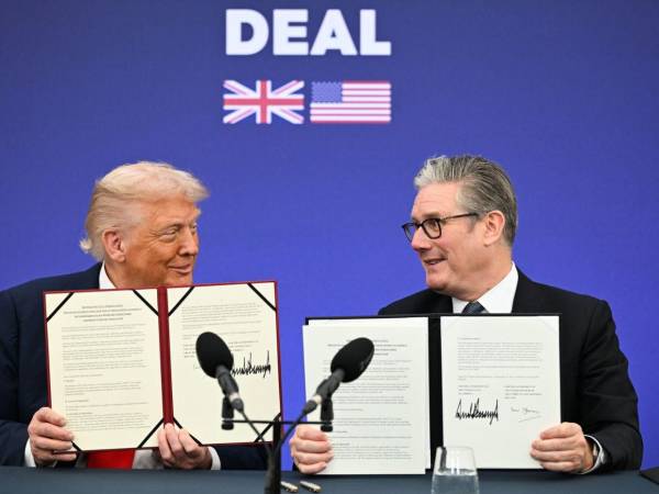 El primer ministro británico, Keir Starmer, y el presidente estadounidense, Donald Trump, firman el Acuerdo de Prosperidad Tecnológica durante una recepción empresarial en Chequers, la residencia de campo del primer ministro en Aylesbury, Reino Unido.