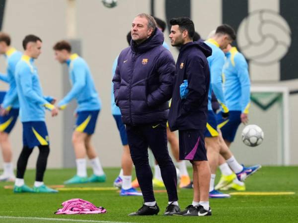 Hansi Flick no podrá contar con varias de sus figuras en partido de Champions League.