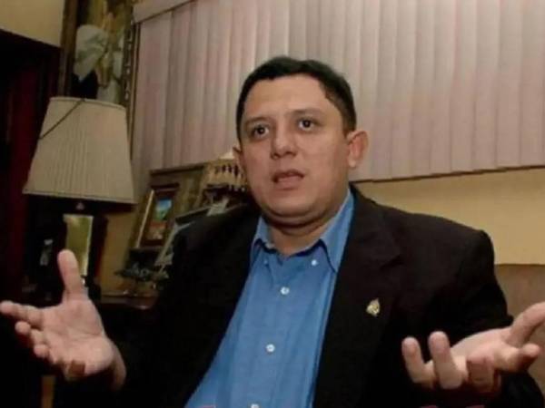 Casaña asegura que su caso es el mismo que el de la actual ministra que funge como titular en la Secretaría en Educación y tiene su plaza docente asignada.