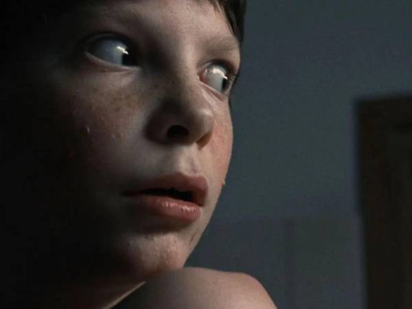 La peste (2 de enero): En un campamento de waterpolo exclusivo para chicos, un niño de 12 años con problemas de ansiedad social se ve involucrado en una tradición cruel que apunta a un compañero marginado. Conforme la línea entre el juego y la realidad se vuelve difusa, comienza a temer que lo que parecía una broma pueda tener consecuencias verdaderas.