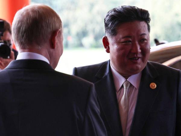 El trío de mandatarios está acompañado por líderes de países orientales, entre ellos el presidente de Irán, Masoud Pezeshkian.