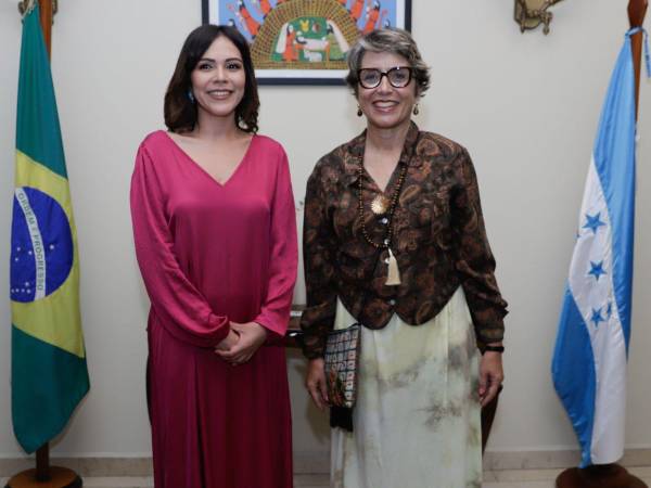 Cindy Rodríguez, vicecanciller de cooperación y poromoción internacional, y Andrea Saldanha da Gama Watson, embajadora de Brasil ante Honduras.