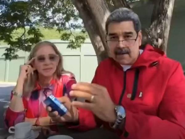 En el video, Maduro aparece sentado junto a miembros de su equipo, entre ellos Jorge Rodríguez, quien aparentemente le indica que su reloj está a la vista.