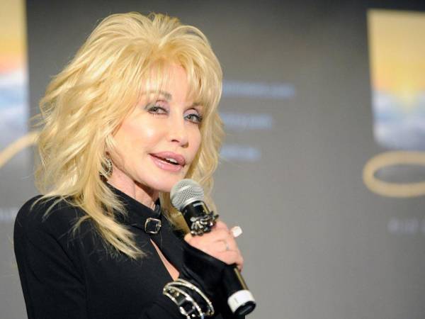 Dolly Parton no solo creó música que unió a muchos, sino que también dedicó su vida a ayudar a los necesitados, dijo la gobernadora de Nueva York, Kathy Hochul.