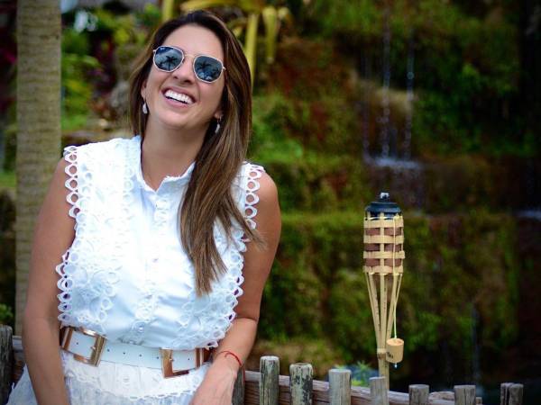 Con la serenidad que nace de quien ha aprendido a abrazar cada etapa de su vida, Maity Interiano, periodista hondureña de reconocida trayectoria, concedió una entrevista exclusiva a EL HERALDO. En una conversación cálida y reveladora, Maity abrió las puertas de su intimidad para reflexionar sobre los momentos que han marcado su camino, especialmente durante los últimos tres años, en los que ha vivido grandes transformaciones personales y profesionales.Conmovida, recordó el día en que conoció a Anuar Zidan, el hombre que llegó para quedarse y con quien ha formado un hogar lleno de amor y complicidad. Habló con dulzura del instante más trascendental de su vida: el nacimiento de su hija Nour, un regalo que, como ella misma describe, le dio un nuevo significado a su vida. También abordó, con valentía y transparencia, el inesperado giro que supuso su salida de Univisión, luego de 17 años de entrega y pasión por el periodismo en esta cadena televisiva. Lejos de verlo como un final, Maity lo asumió como un renacer, una oportunidad para redescubrirse y apostar por una nueva etapa, más libre, más suya.